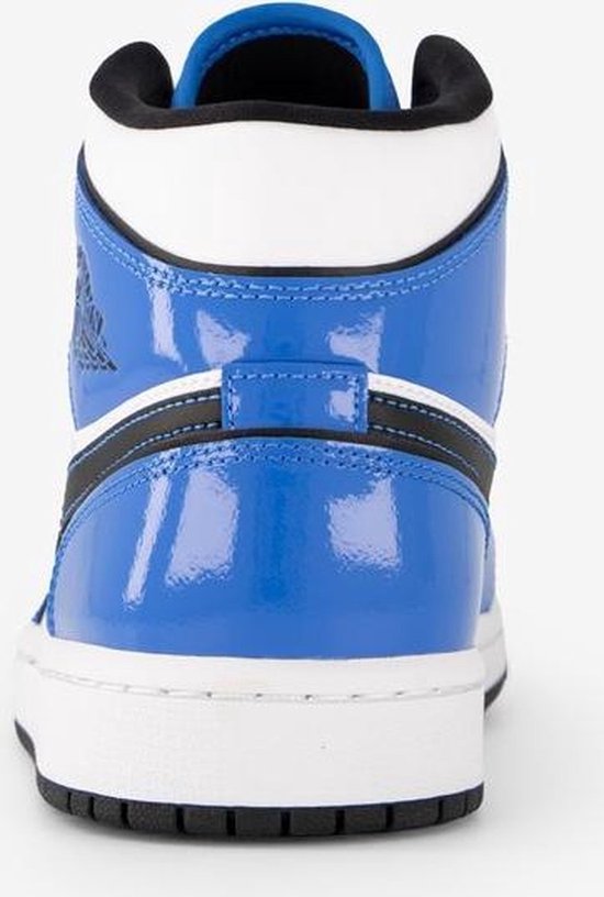 Achterkant van een blauw-witte Air Jordan 1 Mid SE sneaker met witte en zwarte details, inclusief het Air Jordan logo.