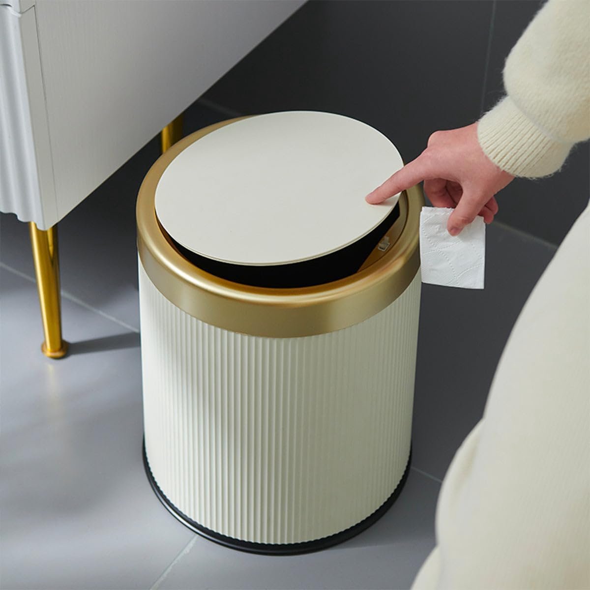 Compacte Afvalemmer 8L voor Keuken, Kantoor en Badkamer - Elegante Vuilnisbak in Wit en Goud