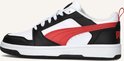 Witte sneaker met zwarte en rode Puma-strepen, witte veters en rode lus aan de hak.