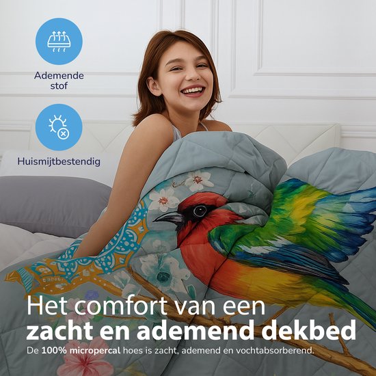 Een lachende vrouw met een dekbed met een gedetailleerde vogelprint. Tekst "Het comfort van een zacht en ademend dekbed".