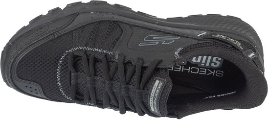 Zwarte Skechers heren sneaker, van bovenaf gezien. Met veters, een dikke zool en het 'Hands Free Slip-Ins' logo.