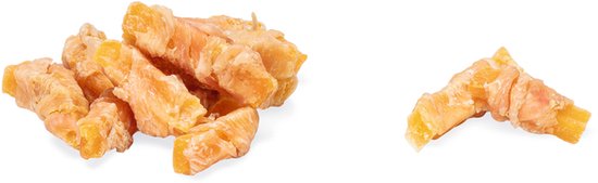 Een hoopje zoete aardappel bites met kip, met een losse bite ernaast.