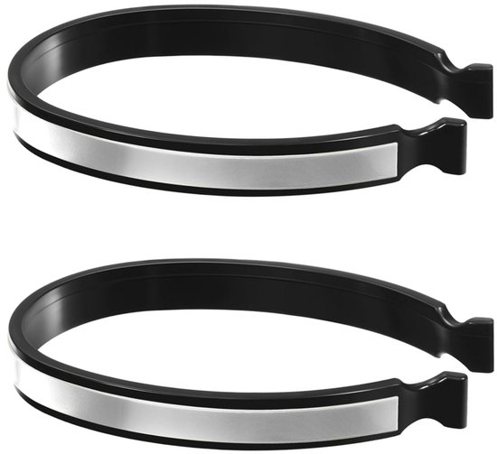 Twee zwarte, flexibele broekklemmen met een zilveren reflecterende strip aan de buitenkant.