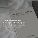 Crèmekleurig 'Growth Journal' op een witte ondergrond.