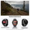 Twee mannen rennend op een bergpad. Twee grijze smartwatches tonen SOS, satellietberichten en spraakopdrachten.