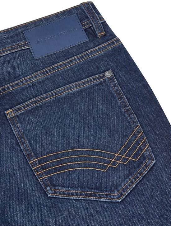 Donkerblauwe jeans met bruine stitching en een label van TOM TAILOR.