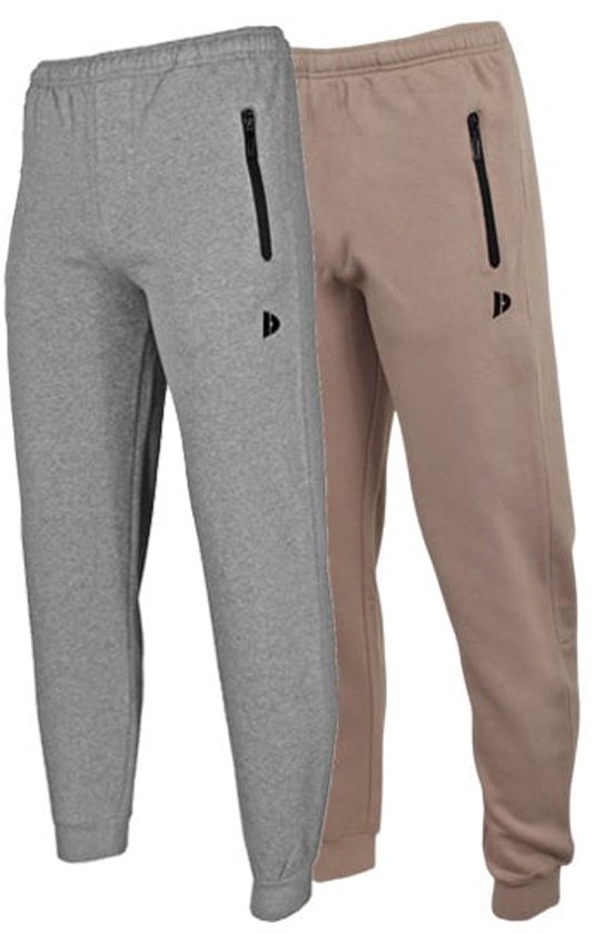 Twee joggingbroeken, één lichtgrijs en één taupe, met zwarte ritszakken en een logo.