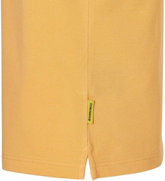 Detail van oranje polo met gele label '#IAMNOMAD' aan de zijkant.