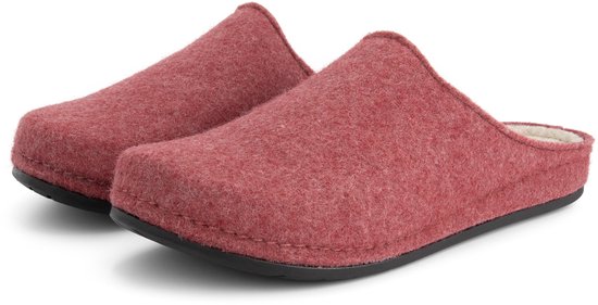 Een paar rode wollen pantoffels met zwarte zolen, van Travelin'.