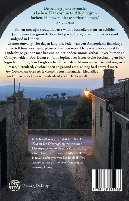 Boekomslag met een stenen straat in Italië met bomen en gebouwen. Tekst: 'De belangrijkste levensles is lachen. Dat kost niets. Altijd blijven lachen. Het leven niet te serieus nemen.' JAN CREMER