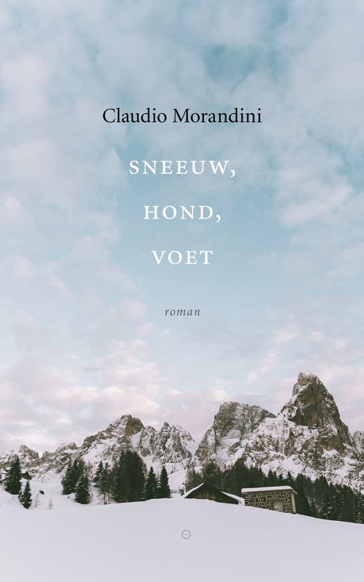 Boek kaft met de titel "Sneeuw, hond, voet" en een winterlandschap met besneeuwde bergen en een klein huisje.
