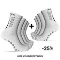 Chaussettes blanches avec éléments antidérapants noirs sur la semelle et logos noirs sur la tige. Six paires de chaussettes.