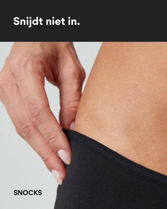 Hand die de rand van een zwarte hipster slip van biologisch katoen aanraakt.