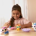 Meisje speelt met L.O.L. Surprise! poppen en zand. Poppetjes met zonnebrillen en een regenboog eenhoorn.