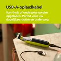 Gele en zwarte OneBlade trimmer met USB-A oplaadkabel op marmeren oppervlak.