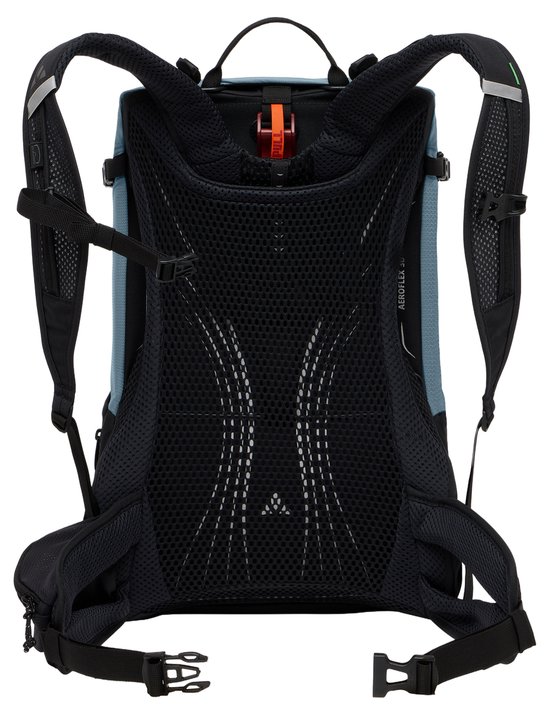 Achterkant van een blauwe rugzak met zwart mesh ventilatiesysteem en oranje detail.
