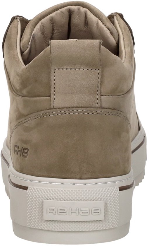 Achterkant van een taupe leren sneaker met bruine veters en witte zool met logo.
