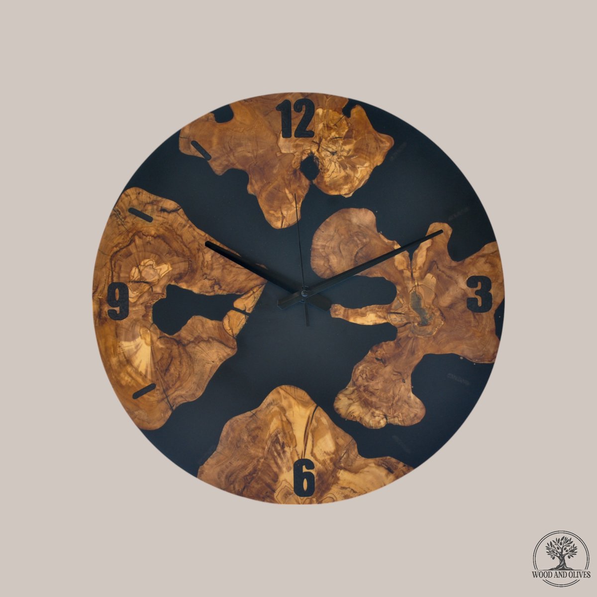 Wood and Olives - Olijfhouten Wandklok met Epoxy - Mat Zwart - Stille Grote Wandklok - 50 cm