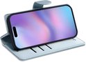 Lichtblauwe boekhoes met open klep, waarin een telefoon is geplaatst.