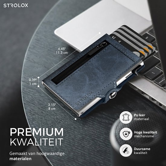 Blauwe pasjeshouder met rits en kaarten, naast een laptop. Afmetingen: 11.3cm x 8cm x 1cm. Premium kwaliteit.