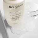 Kérastase Bain Densité shampoo fles met schuim, met teksten 'Hyaluronic + Gluco-Peptides'.