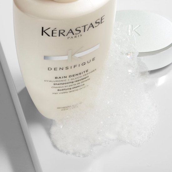 Kérastase Bain Densité shampoo fles met schuim, met teksten 'Hyaluronic + Gluco-Peptides'.