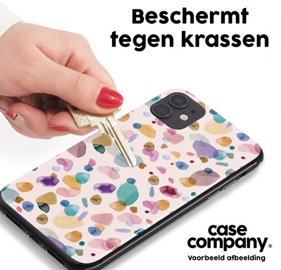 Lichtroze telefoonhoes met een multicolour waterverf terrazzo patroon. Een hand houdt een sleutel bij het hoesje.