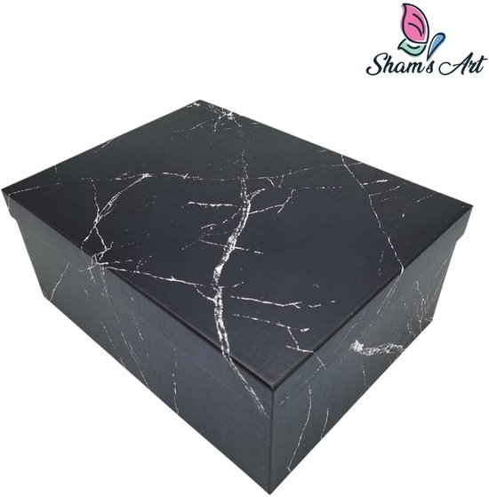 Boîte cadeau noire à motif marbre avec veinures argentées. Le couvercle ferme la boîte.