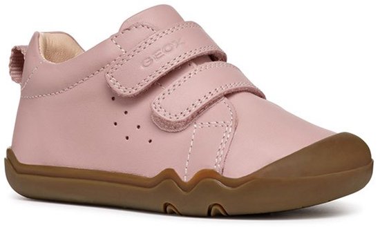 Roze sneaker met bruine zool, twee klittenbandsluitingen, perforaties en Geox logo.