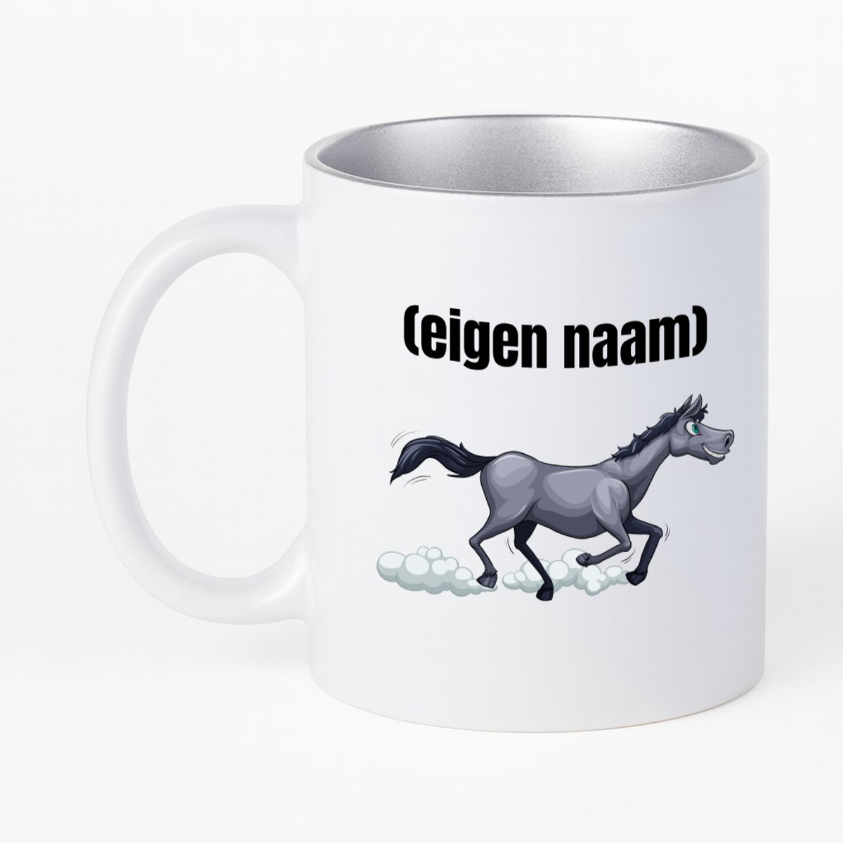 Hacebo® - rennend paard met eigen naam koffiebeker met zilver kleurige binnenkant - Paarden - paarden liefhebbers - thee mok - koffie beker - iemand die houdt van paarden - verjaardag - cadeau - kado - koffiemok - 330 ML