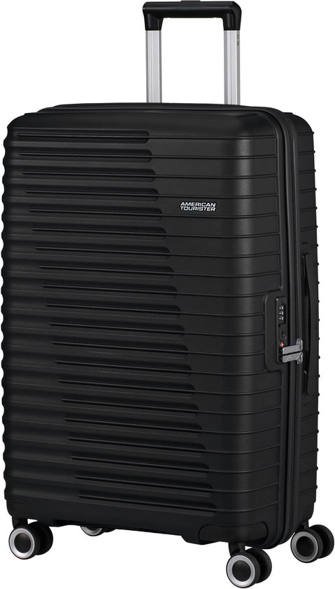 Zwarte American Tourister koffer met horizontale ribbels, uitschuifbare handgreep en wielen.