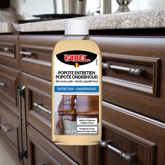 Fabel popote onderhoud vloeistof in heldere fles voor houten keukenkastjes. Toont meubels met glans.