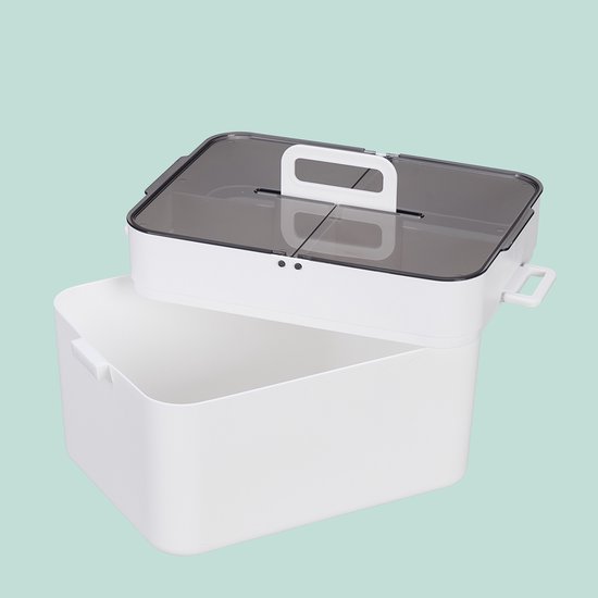 Witte opbergdoos met transparant grijze deksel met handvat, deels over een witte opbergbak geplaatst.