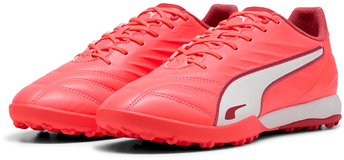 Puma King Pro TT voetbalschoenen in rood, EU 41, met K-BETTER bovenwerk en rubberen buitenzool voor wendbaarheid.