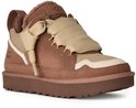 Bruine UGG sneaker met beige grote overlay veters en crèmekleurige en beige panelen.