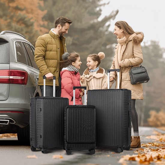 Een familie staat naast een auto met drie zwarte koffers.