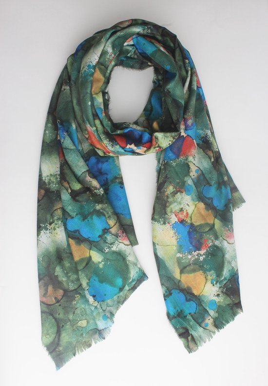 Groene sjaal met abstracte print van rode, blauwe en gele vlekken. De sjaal heeft rafels aan de uiteinden.