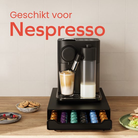 Zwarte capsulehouder geschikt voor Nespresso, met een lade vol kleurrijke cups, naast een Nespresso machine.