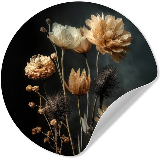 Een ronde muursticker met een boeket gedroogde bloemen in crème, goud, bruin en zwart op een donkere achtergrond.