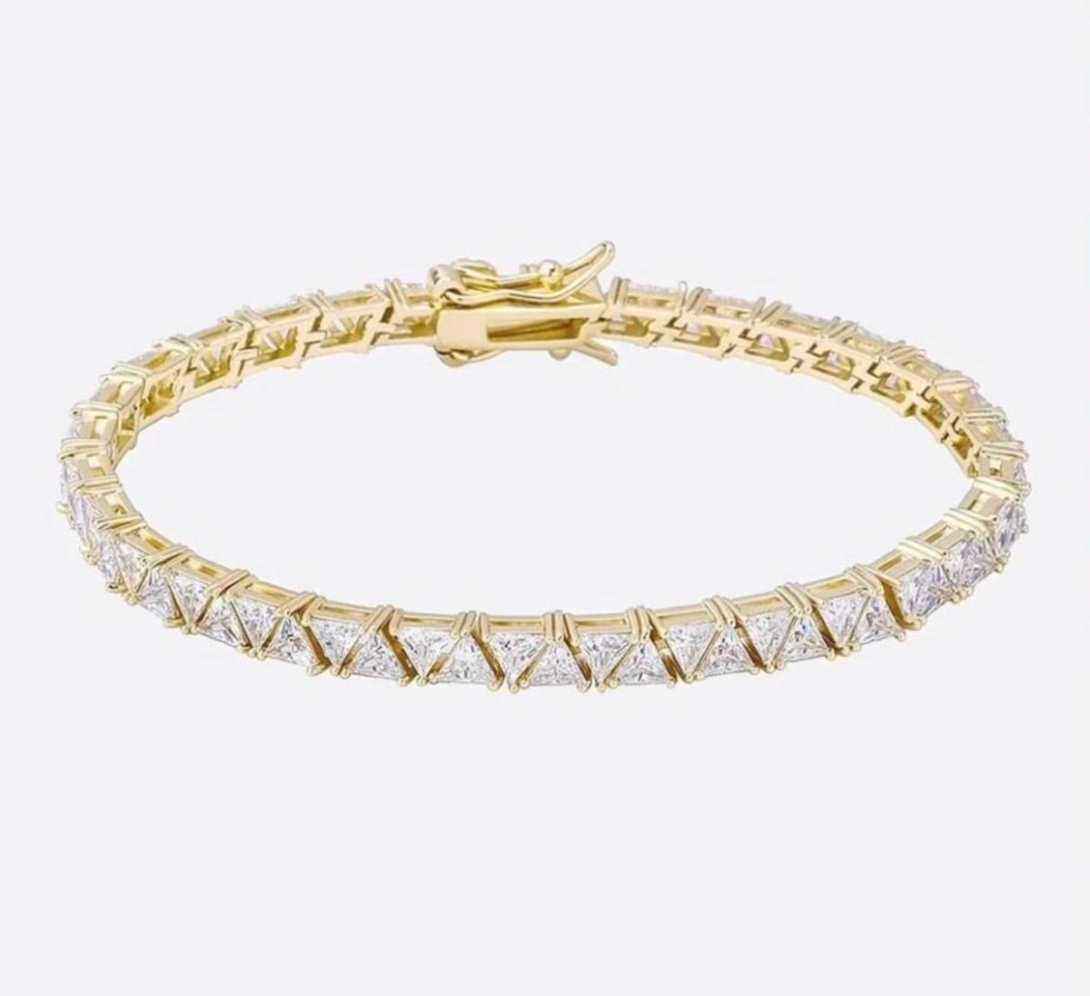 Merlie armband – Luxe Tennis Armband Goudkleurig met Driehoekige Zirkonia Steentjes – Elegant Design – 18 cm
