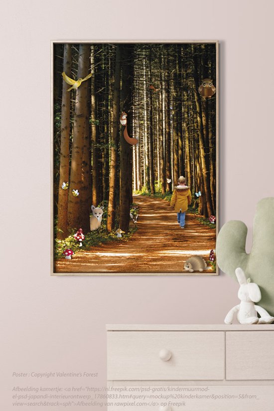 Poster: Kind met gele jas loopt op bosrijk pad met paddenstoelen, een eekhoorn, een vos, een egel, bijen en een uil.