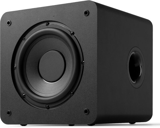 Zwarte subwoofer met een 8-inch woofer en een ronde basspoort aan de zijkant.