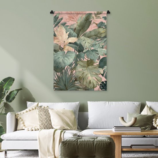 Wandkleed met tropische bladeren in groen en roze tinten, boven een bank.