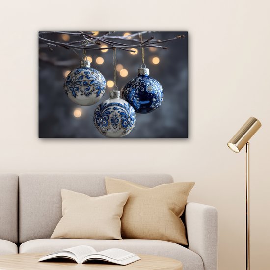 Canvas schilderij 80x60 cm - Exclusieve wanddecoratie Kerstbal - Versierd - Blauw - Muurdecoratie woonkamer - Kamer decoratie - Schilderijen op canvas - Kerstdecoratie voor binnen - Kerstversiering - Kerstmis versiering