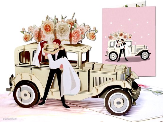 Voiture de mariage dorée avec mariée et marié dans une étreinte, décorée de roses roses et crème. Carte avec fond rose et étoiles.