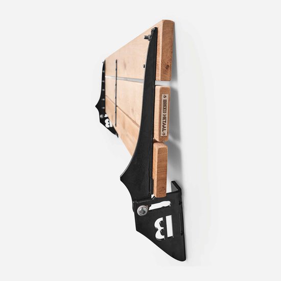 Zijaanzicht van een opklapbare houten gevelbank met zwart metalen frame, 'BREED METAAL' logo.