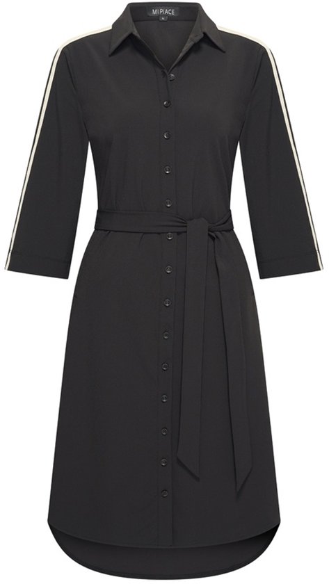 Robe noire avec ceinture à nouer et rayures blanches sur les épaules et les manches. Boutons sur le devant.