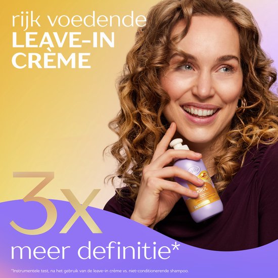 Vrolijke vrouw met krullend haar die een flesje Andrélon Perfecte Krul leave-in crème vasthoudt.
