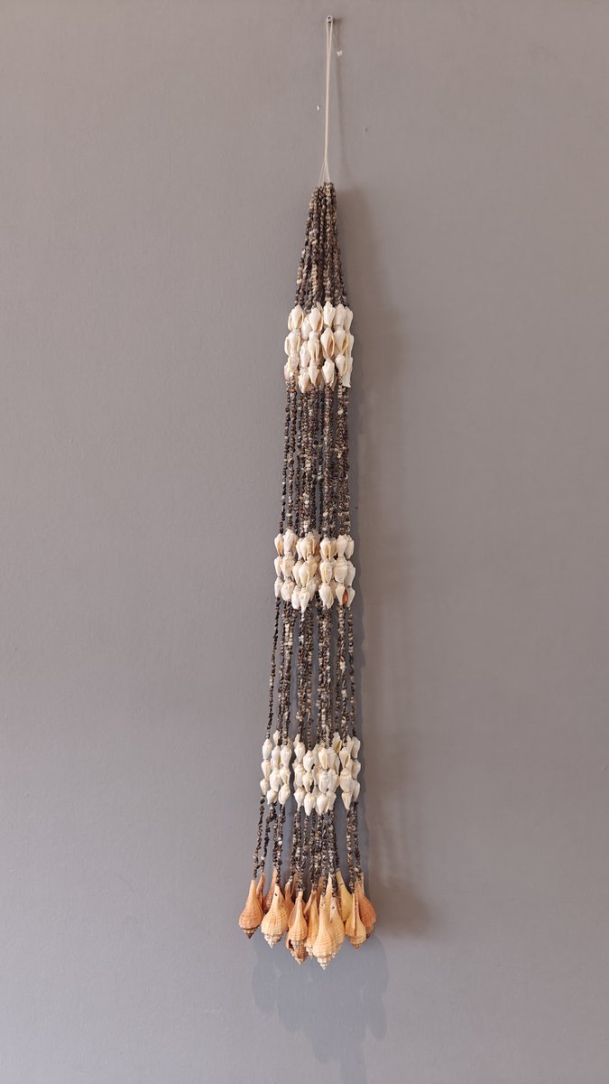 Schelpenhanger - decoratieve hanger – handgemaakt – natuurlijk – kleine schelpjes – duurzaam – tropisch – bohemian decoratie – beach house stijl – matitieme decoratie – ocean – patio decoratie – zomer decoratie – uniek cadeau – wanddecoratie – terras