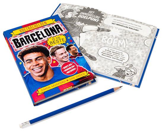 Een geopend boek 'Voetbalhelden Barcelona is de beste', met de voorkant en binnenpagina's met tekeningen en tekst. Een potlood ligt ernaast.